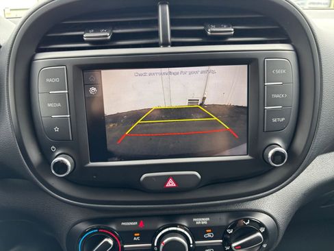 Used 2025 Kia Soul LX w/ LX Technology Package FWD image 22