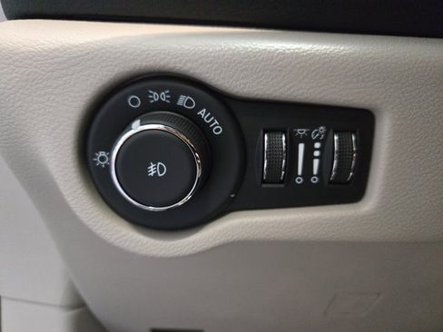 Used 2024 Chrysler Pacifica Touring-L image 27