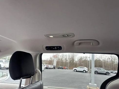 Used 2022 Chrysler Pacifica Touring-L FWD image 14