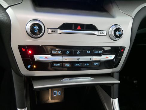 Used 2022 Ford Explorer XLT w/ Equipment Group 202A image 23