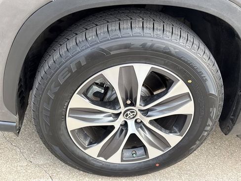 Used 2021 Toyota Highlander XLE image 14