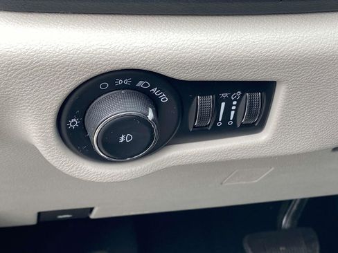 Used 2023 Chrysler Pacifica Touring-L image 17