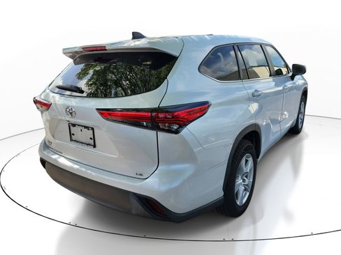 Used 2023 Toyota Highlander LE FWD image 6