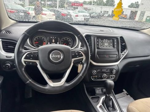 Used 2015 Jeep Cherokee Latitude FWD image 13