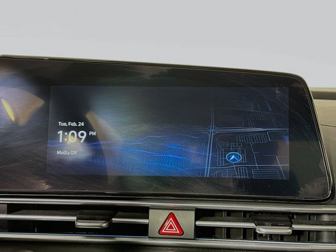 Used 2025 Hyundai Elantra SEL image 24