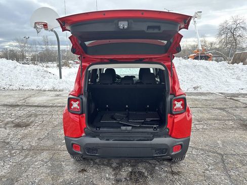 Used 2018 Jeep Renegade Latitude w/ Cold Weather Group image 12