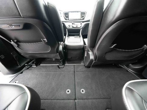 Used 2025 Chrysler Pacifica Limited FWD image 22