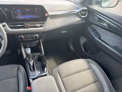 Used 2025 Chevrolet TrailBlazer LT AWD/4WD image 17