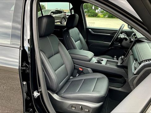 Used 2024 GMC Acadia Elevation image 10