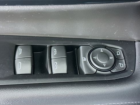 Used 2025 Chevrolet Suburban Z71 image 14