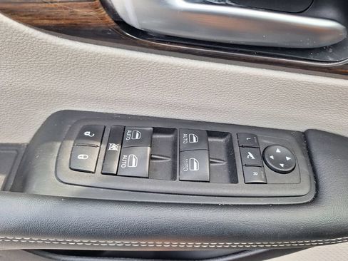 Used 2023 Chrysler Pacifica Limited FWD image 21