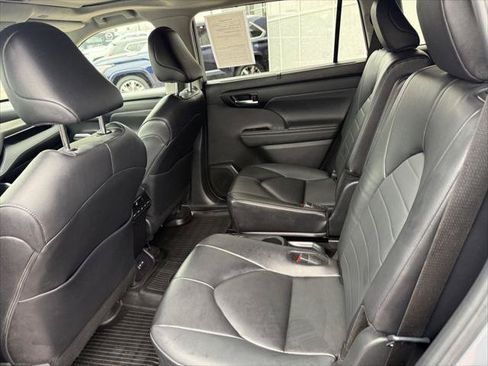 Certified 2024 Toyota Highlander XLE AWD/4WD image 17
