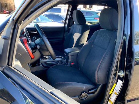 Used 2017 Toyota Tacoma TRD Off-Road w/ Tow Package (A/T) image 7