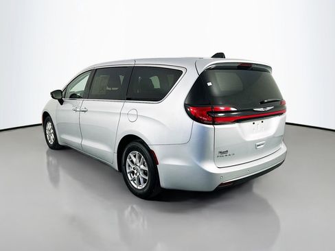 Used 2024 Chrysler Pacifica Touring-L image 5