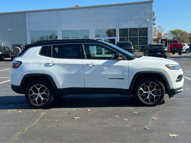 Used 2024 Jeep Compass Limited AWD/4WD image 13