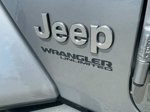 Used 2018 Jeep Wrangler Unlimited Sahara w/ LED Lighting Group AWD/4WD image 16