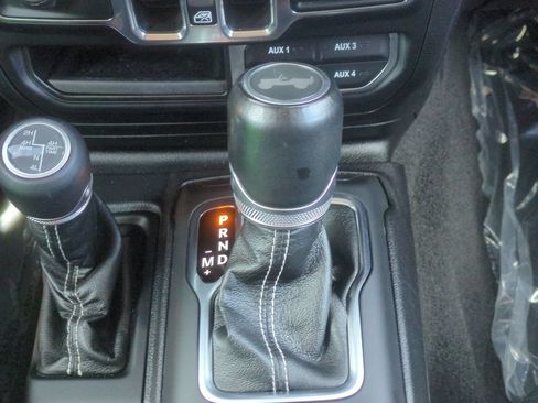 Used 2021 Jeep Wrangler Unlimited Sahara AWD/4WD image 11