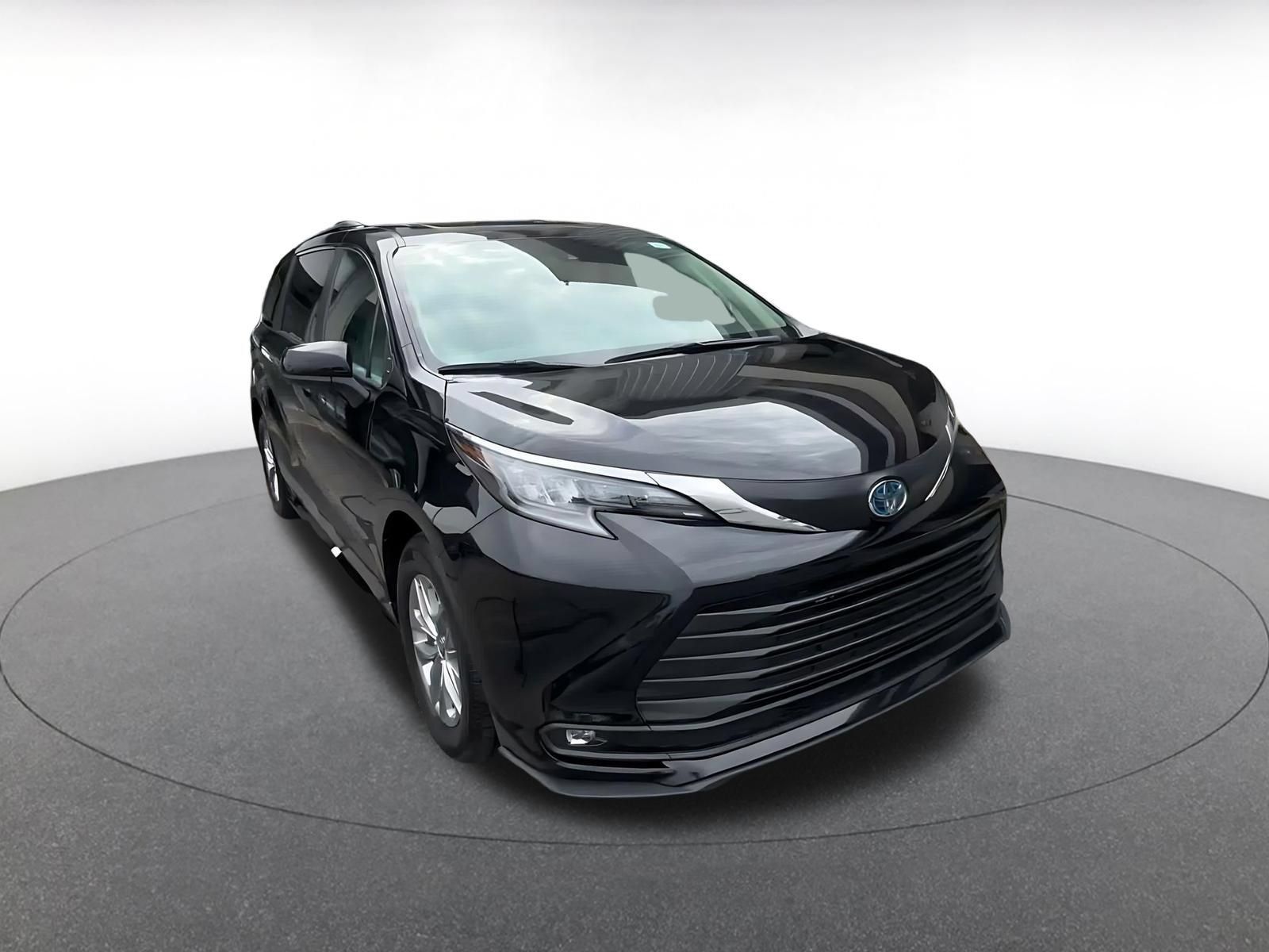 Used 2025 Toyota Sienna XLE FWD image 3
