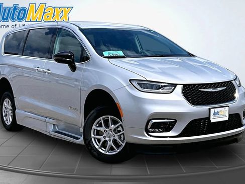 Used 2024 Chrysler Pacifica Touring-L FWD image 3