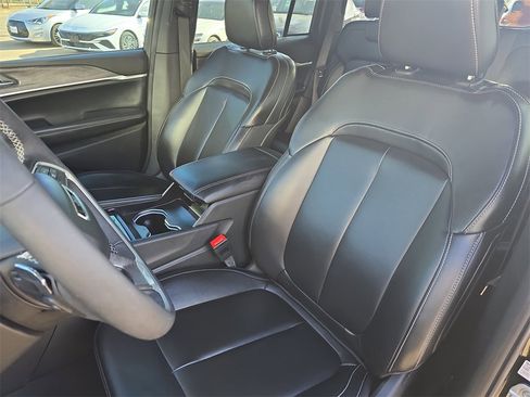 Used 2024 Jeep Grand Cherokee Limited w/ Black Appearance Package image 15