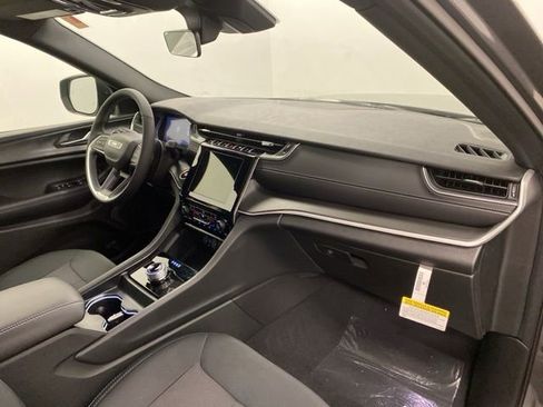 Used 2025 Jeep Grand Cherokee Laredo X w/ Luxury Tech Group I image 23