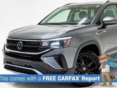 Used 2023 Volkswagen Taos SE w/ Panoramic Sunroof Package FWD image 2