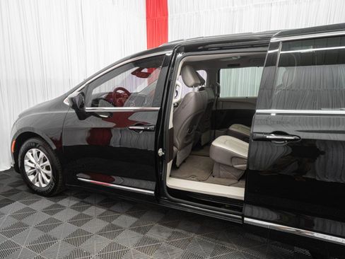 Used 2018 Chrysler Pacifica Touring-L FWD image 4
