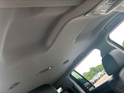 Used 2018 Chevrolet Suburban LT RWD image 27