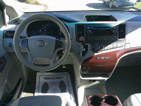 Used 2014 Toyota Sienna XLE image 31
