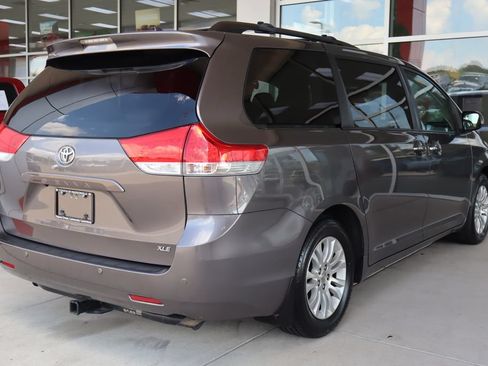 Used 2014 Toyota Sienna XLE w/ XLE Premium Package FWD image 10