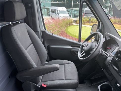 Used 2024 Mercedes-Benz Sprinter 2500 image 32