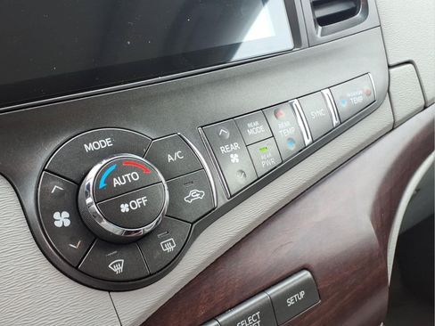 Used 2013 Toyota Sienna XLE FWD image 12