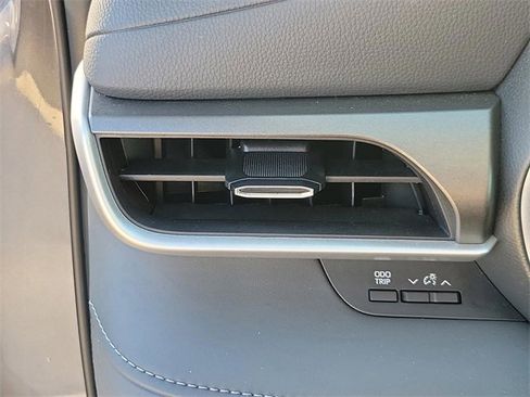 Used 2024 Toyota Highlander XLE image 29