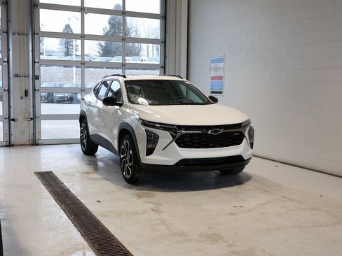 New 2026 Chevrolet Trax RS w/ Sunroof Package image 2