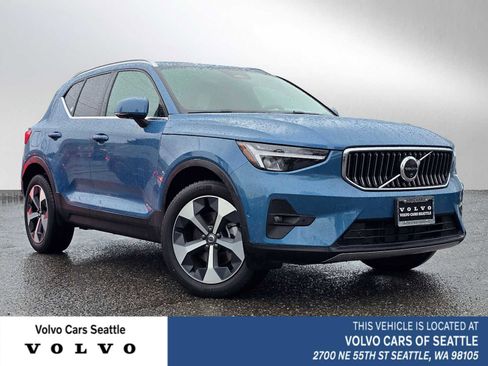 Used 2025 Volvo XC40 B5 Plus image 1