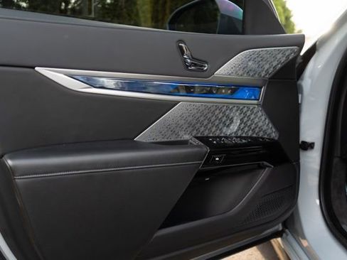 Used 2023 BMW 760i xDrive w/ Executive Package image 21