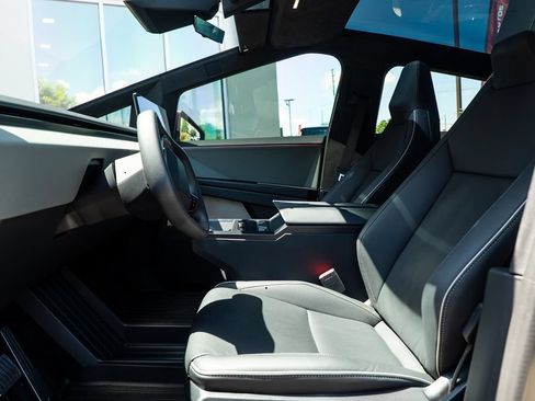 Used 2024 Tesla Cybertruck AWD Crew Cab image 21
