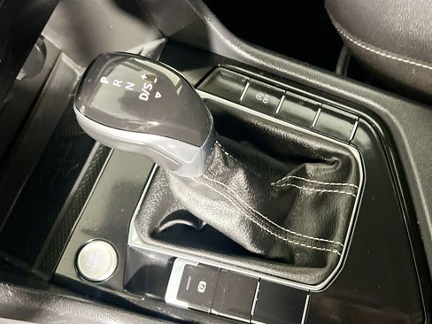 Used 2024 Volkswagen Taos SE image 25