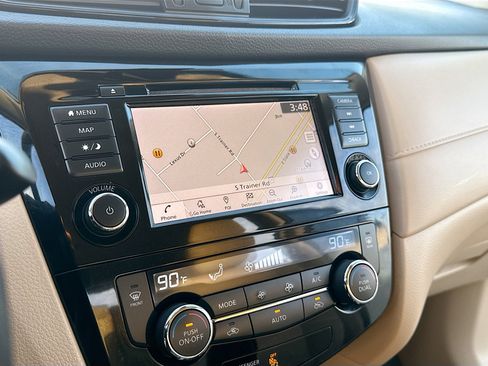 Used 2019 Nissan Rogue SV w/ Premium Package image 10