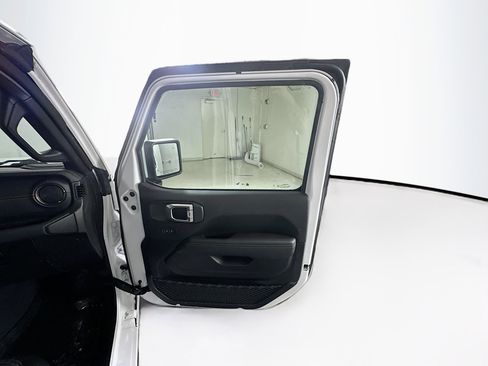 Used 2023 Jeep Wrangler Unlimited Sahara AWD/4WD image 31