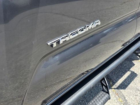 Used 2019 Toyota Tacoma TRD Off-Road w/ Technology Package AWD/4WD image 12