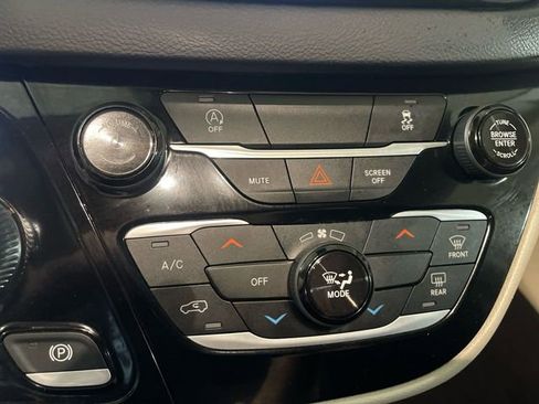 Used 2023 Chrysler Voyager LX FWD image 18