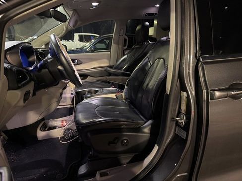 Used 2017 Chrysler Pacifica Limited image 6