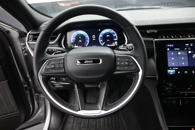 Used 2025 Jeep Grand Cherokee L Altitude RWD image 16