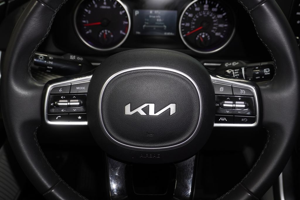 Used 2024 Kia Carnival LX FWD image 18