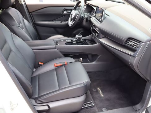 Used 2023 Nissan Rogue SV w/ SV Premium B Package FWD image 17