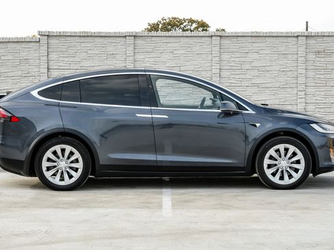 Used 2019 Tesla Model X 75D image 10