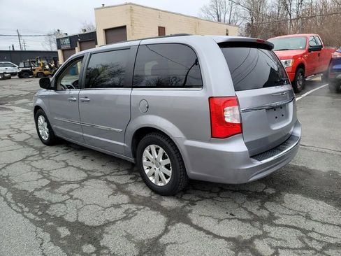 Used 2013 Chrysler Town & Country Touring image 7