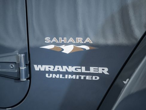 Used 2017 Jeep Wrangler Unlimited Sahara w/ Connectivity Group image 11