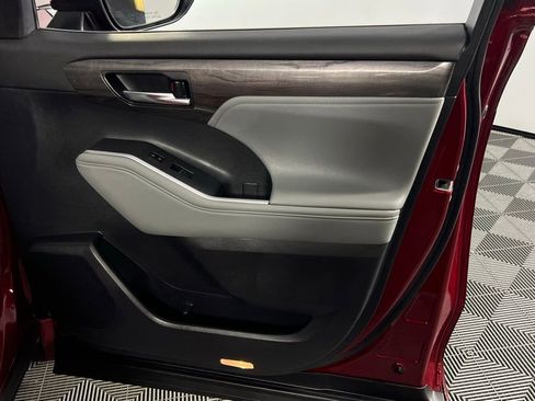 Used 2024 Toyota Highlander Platinum image 31